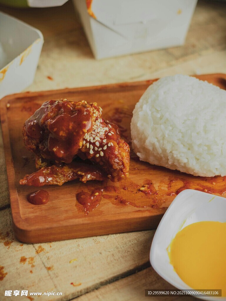 美味烤肉配米饭与蘸酱