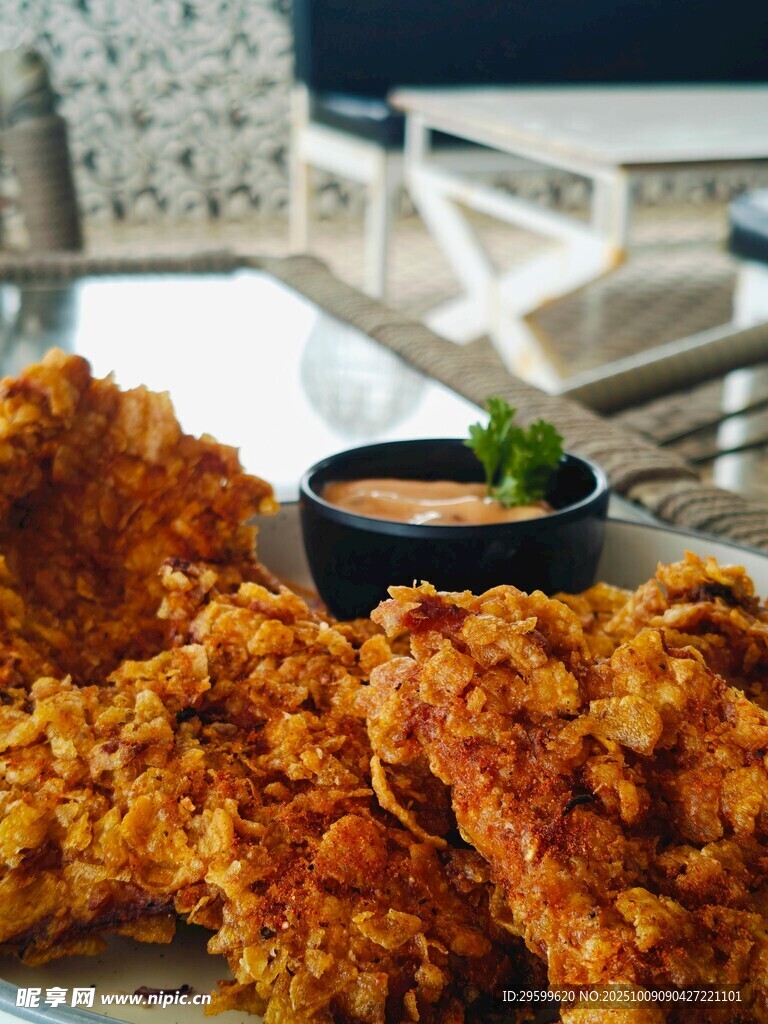 美味酥脆炸鸡配蘸料