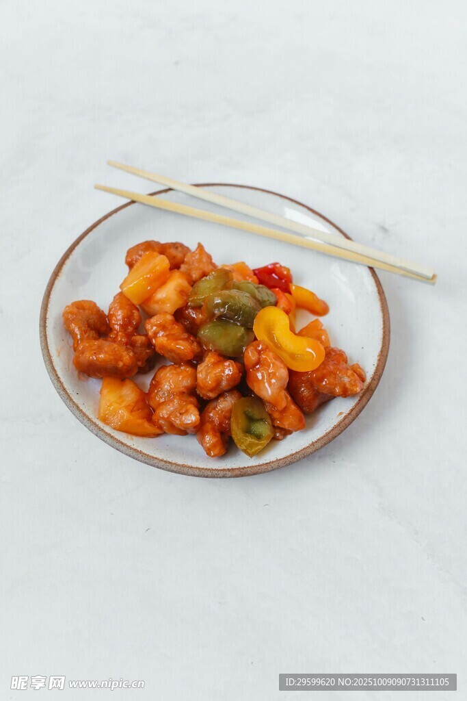 美味糖醋里脊配双椒