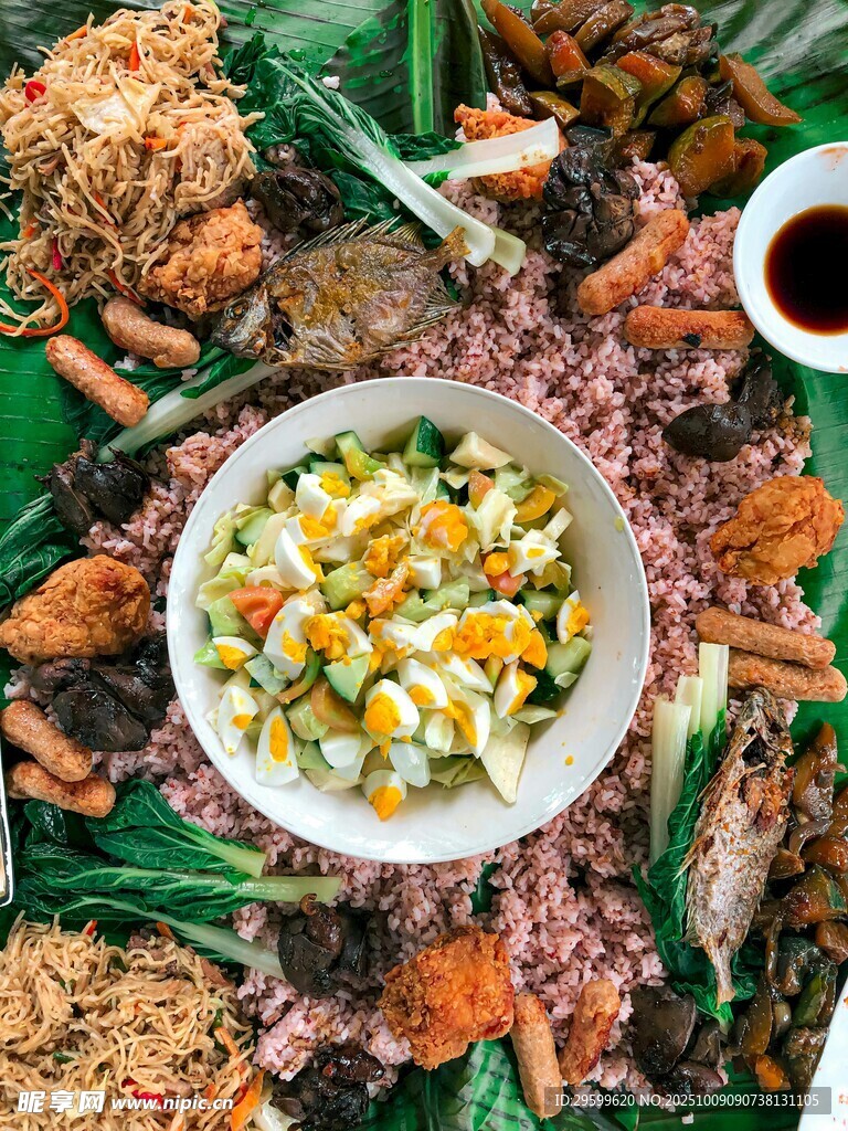 丰盛多样的特色美食拼盘