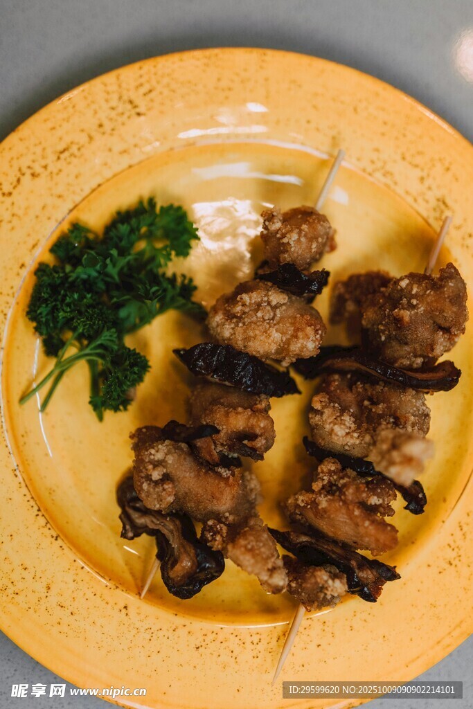 烤串配蔬菜摆于黄盘上