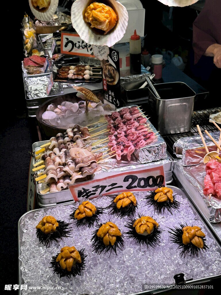 街头缤纷多样的美食摊位