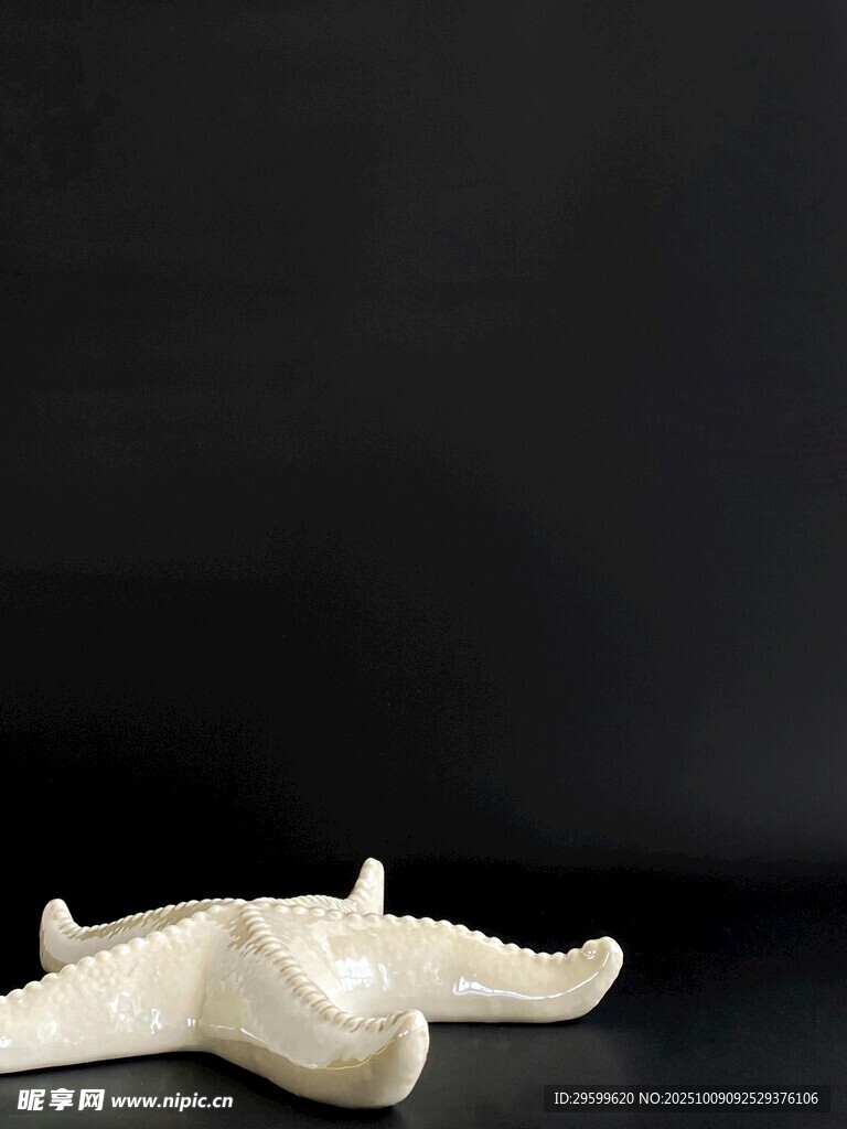 白色抽象造型摆件