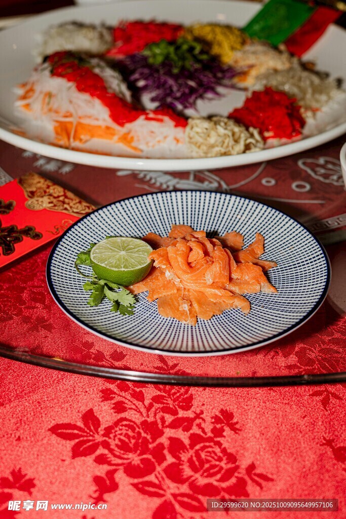 精美摆盘的多样美食