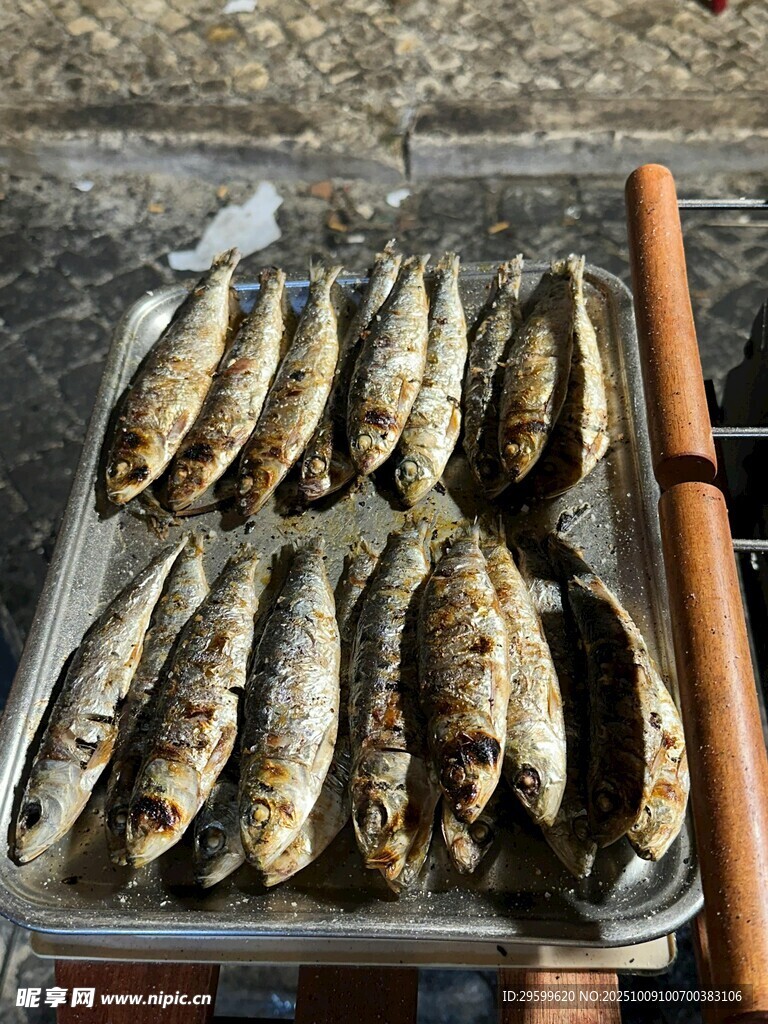 烤盘上的新鲜小鱼