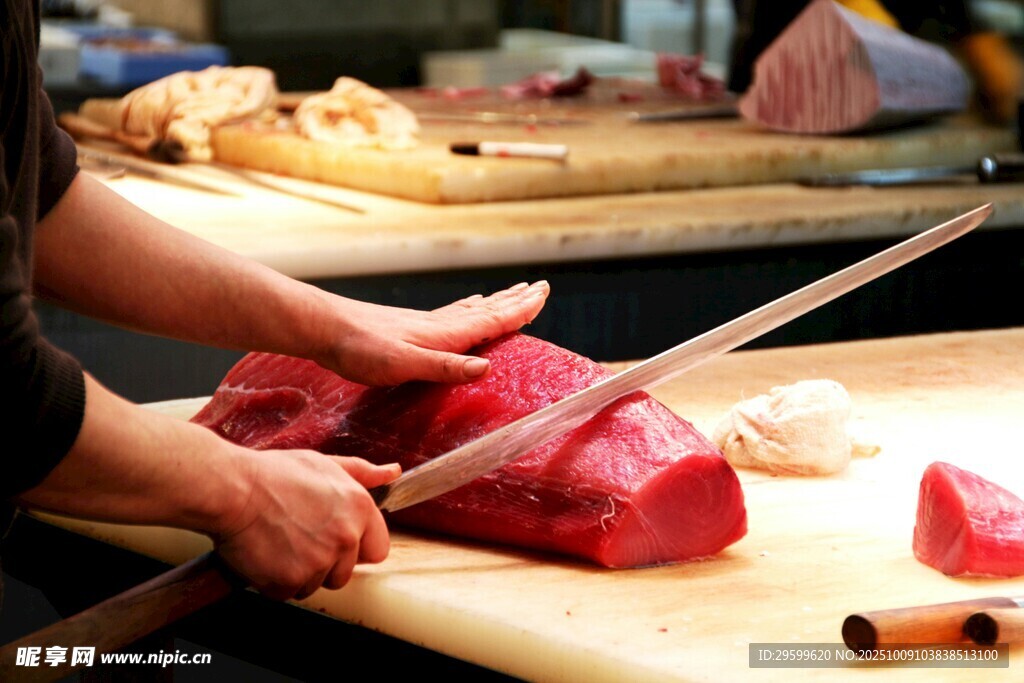 厨师切生肉特写