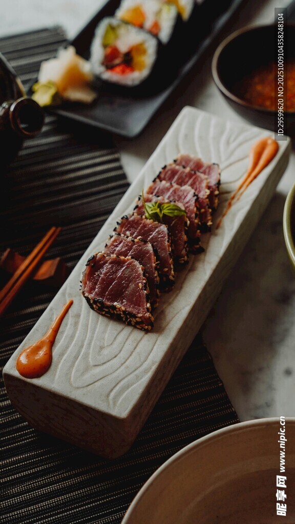 精致日式生牛肉料理摆盘