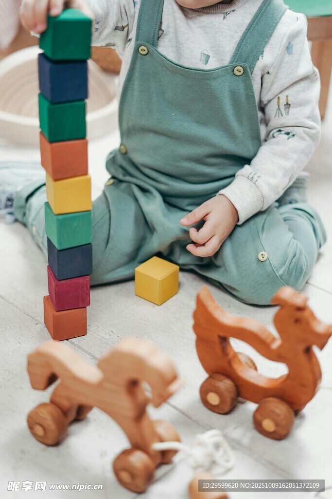 幼儿专注玩积木与木玩具