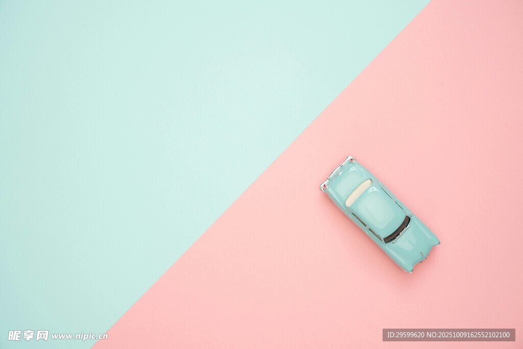 双色背景上的迷你小汽车