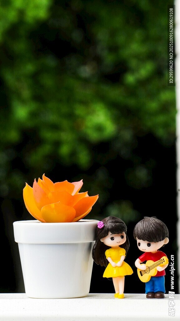 花盆旁的可爱小人偶