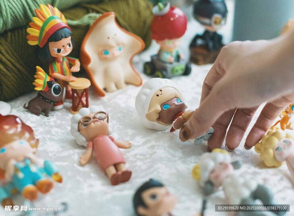 手触多彩可爱小玩偶