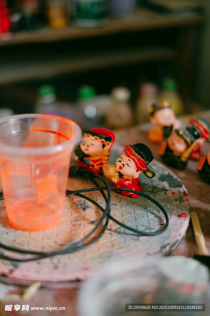 民俗摊位上的多彩手工艺品