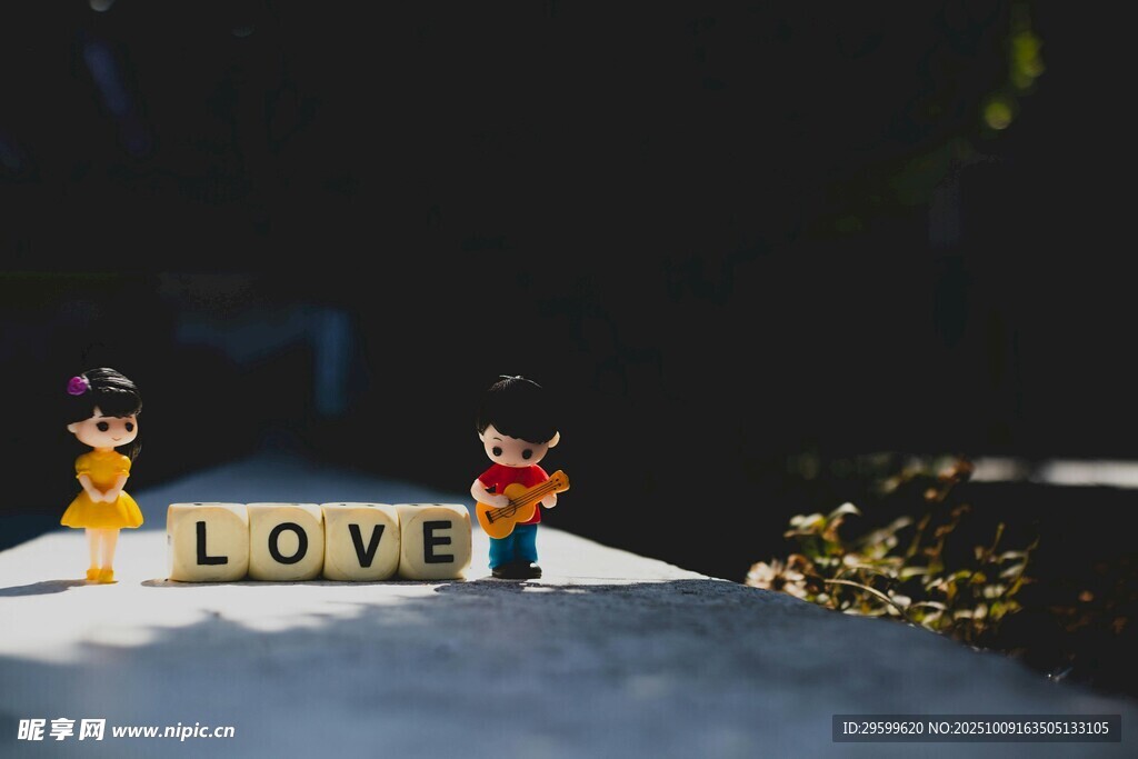 雪地上的LOVE摆件