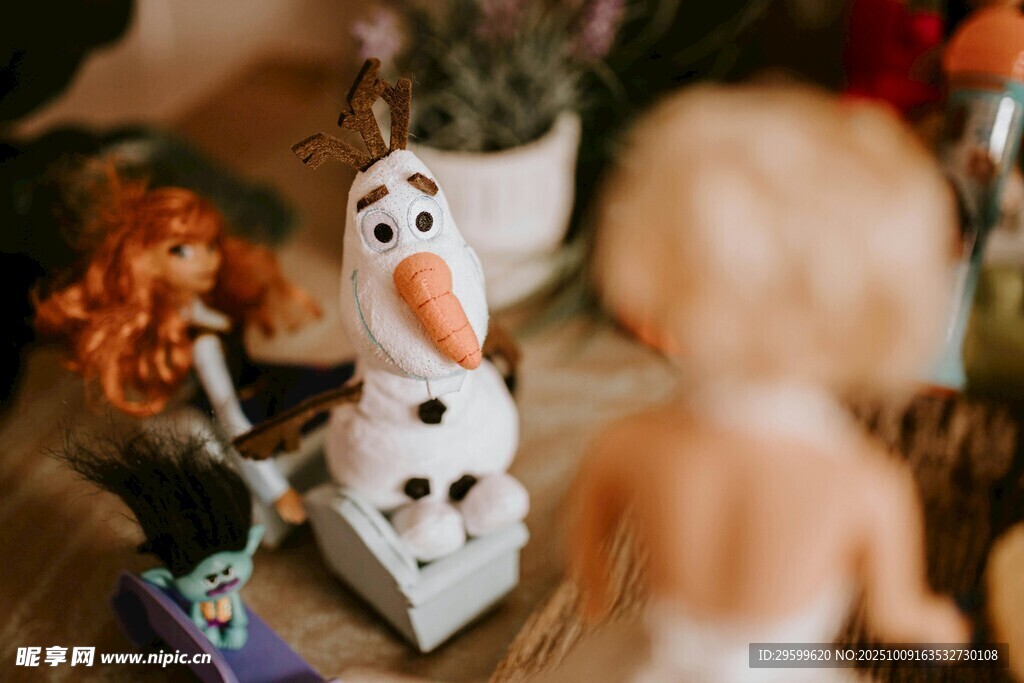 可爱雪人摆件与周边玩偶