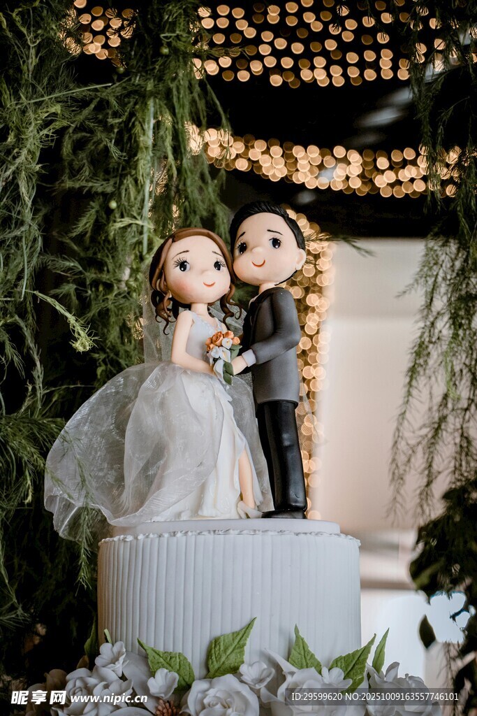 婚礼蛋糕上的可爱人偶装饰