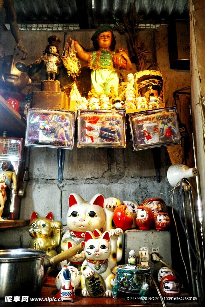 日式招财猫等摆件展示