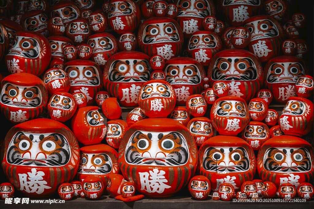 红色达摩玩偶堆叠展示