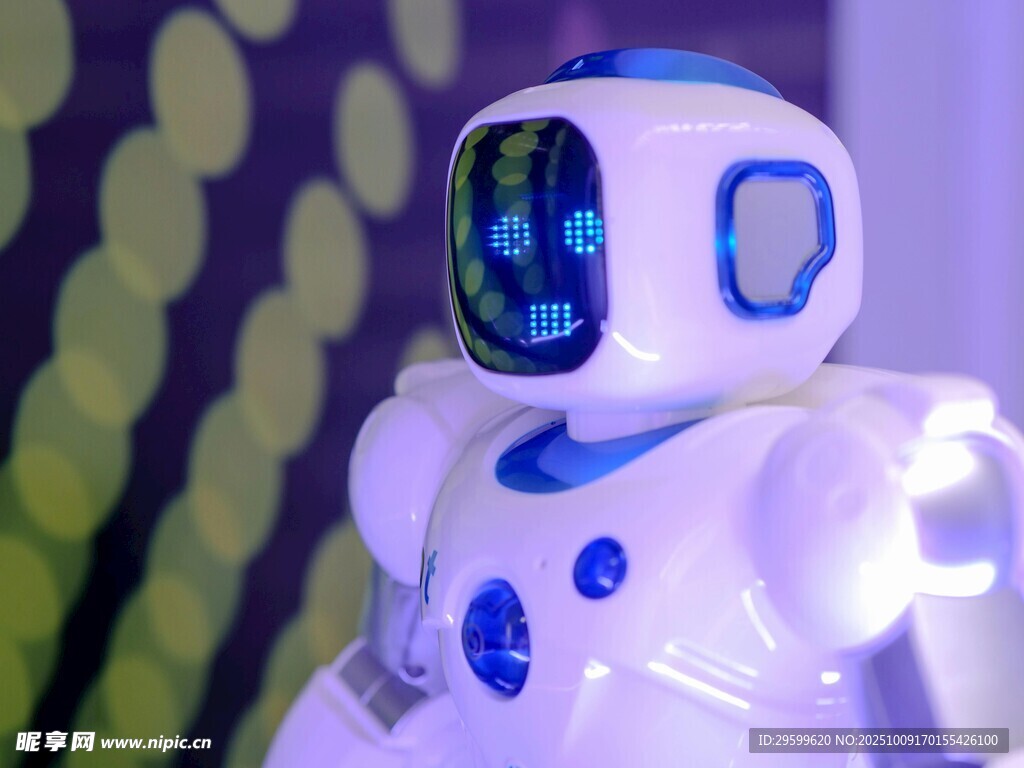 可爱白色家用智能机器人