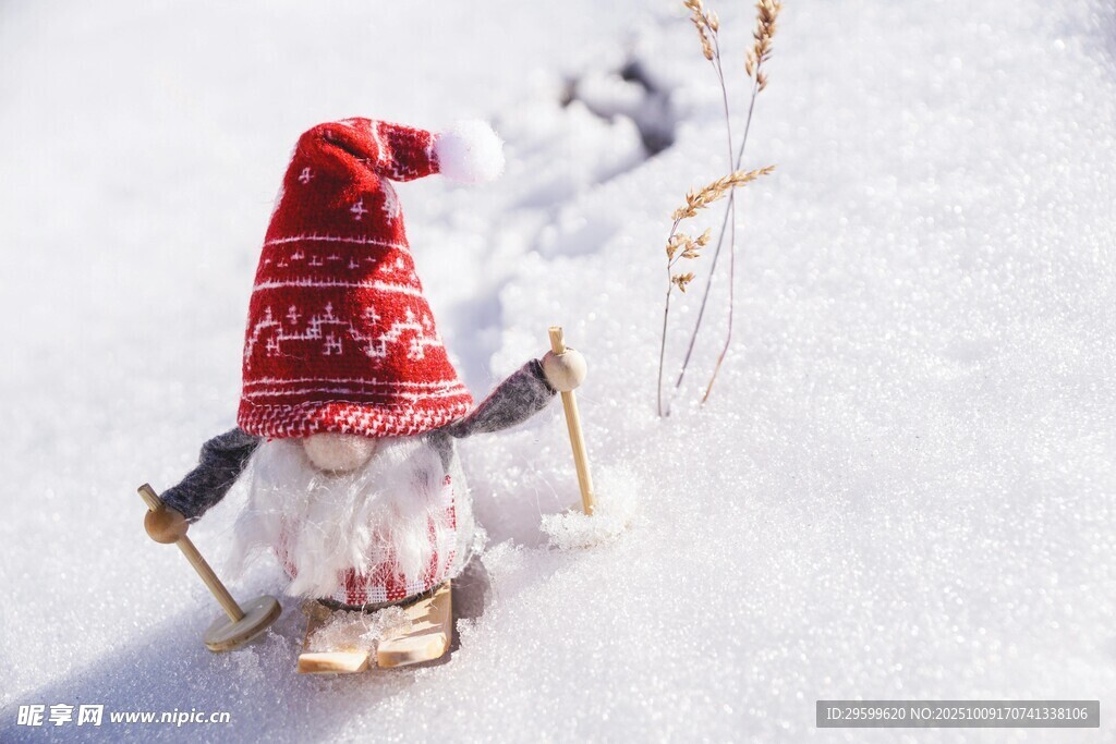 雪地中的可爱针织小矮人