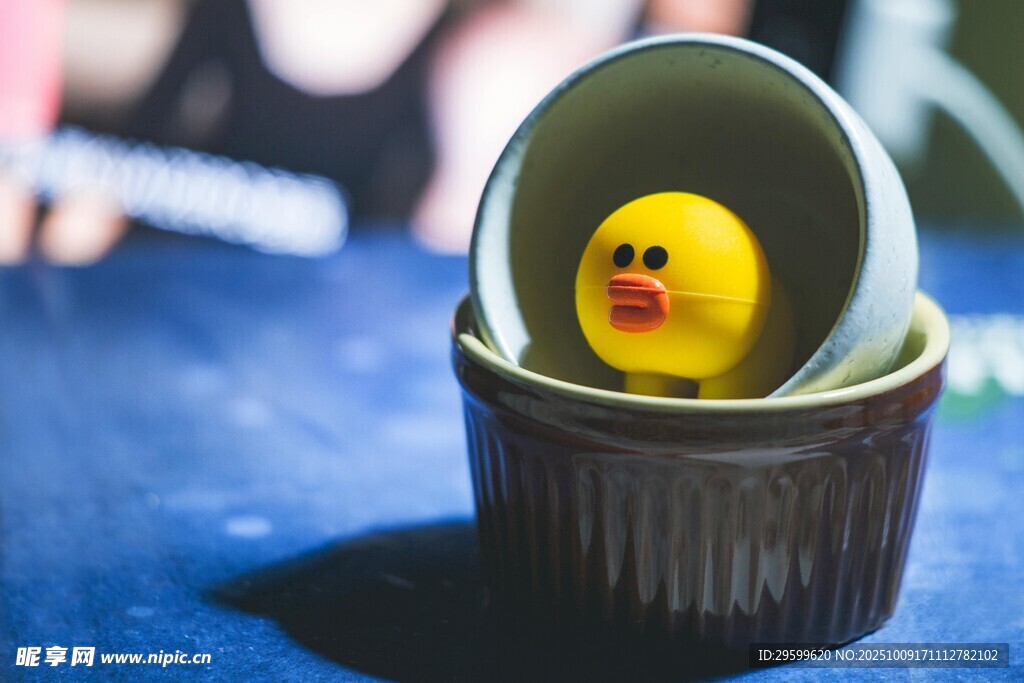 纸杯中的小黄鸭摆件