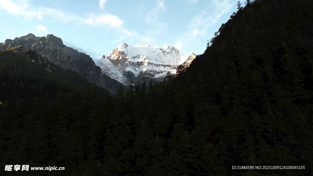 山间雪顶美景