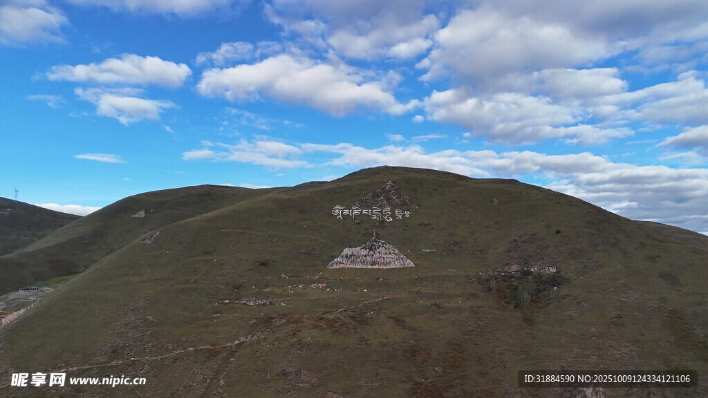 蓝天白云下的青山美景