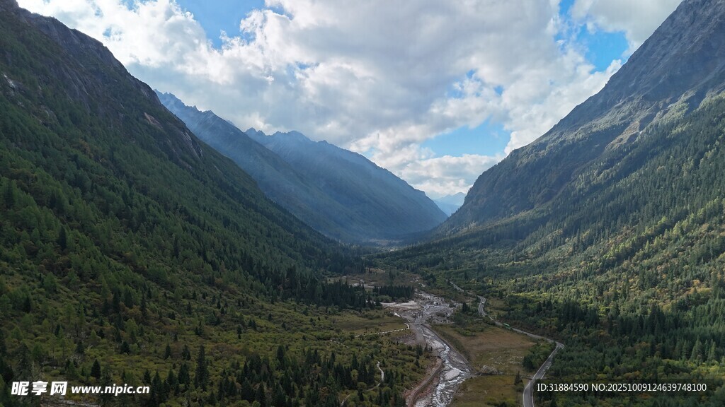 山谷溪流美景