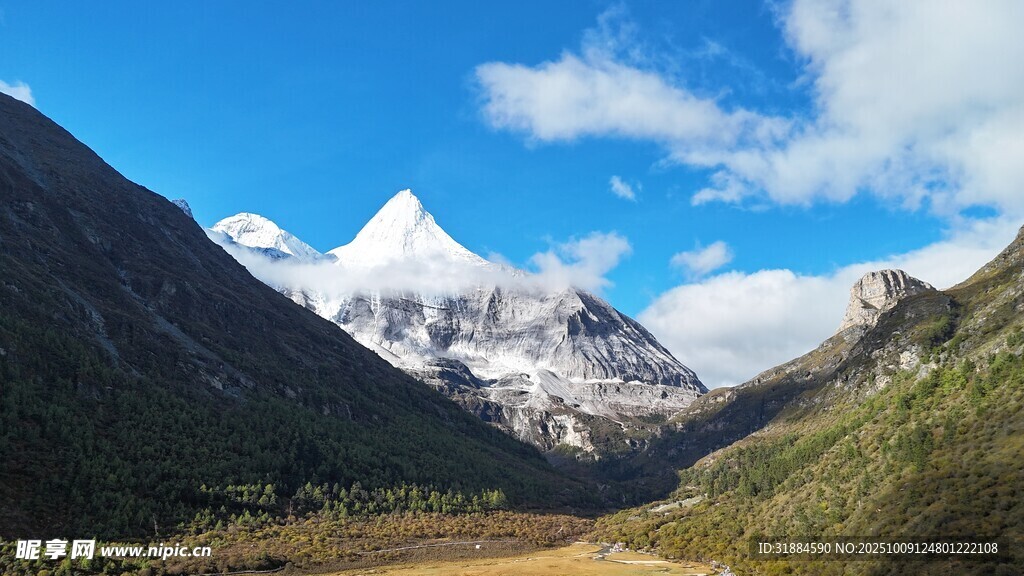 壮丽雪山山谷美景