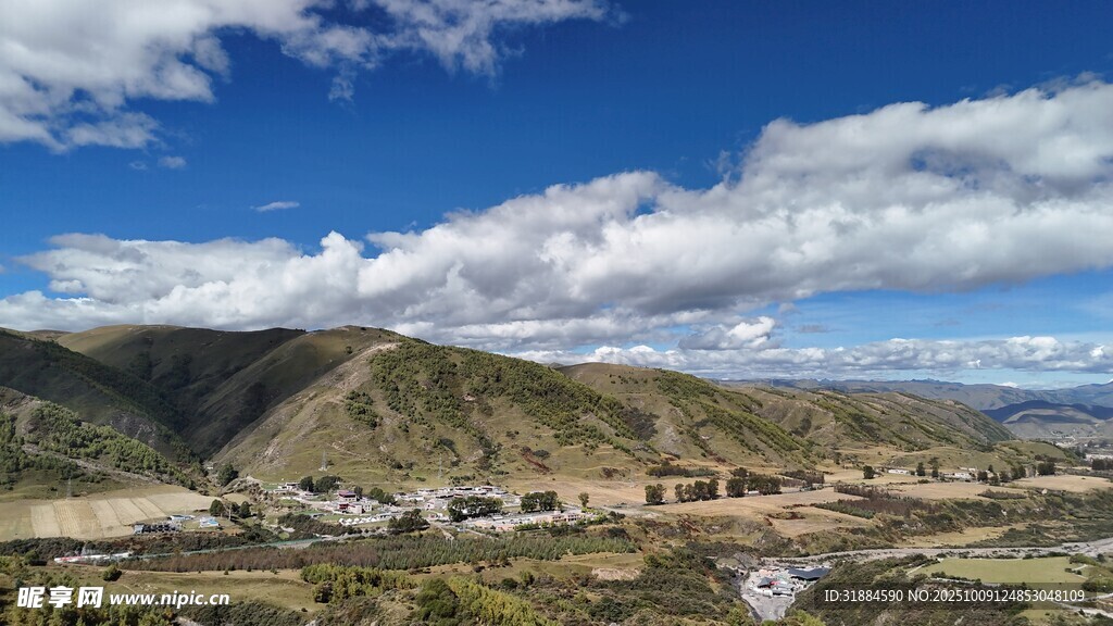 山间美景蓝天白云覆绿野