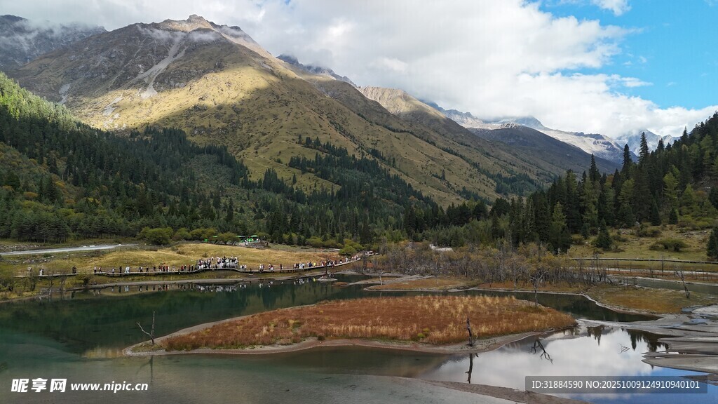 山间湖泊美景
