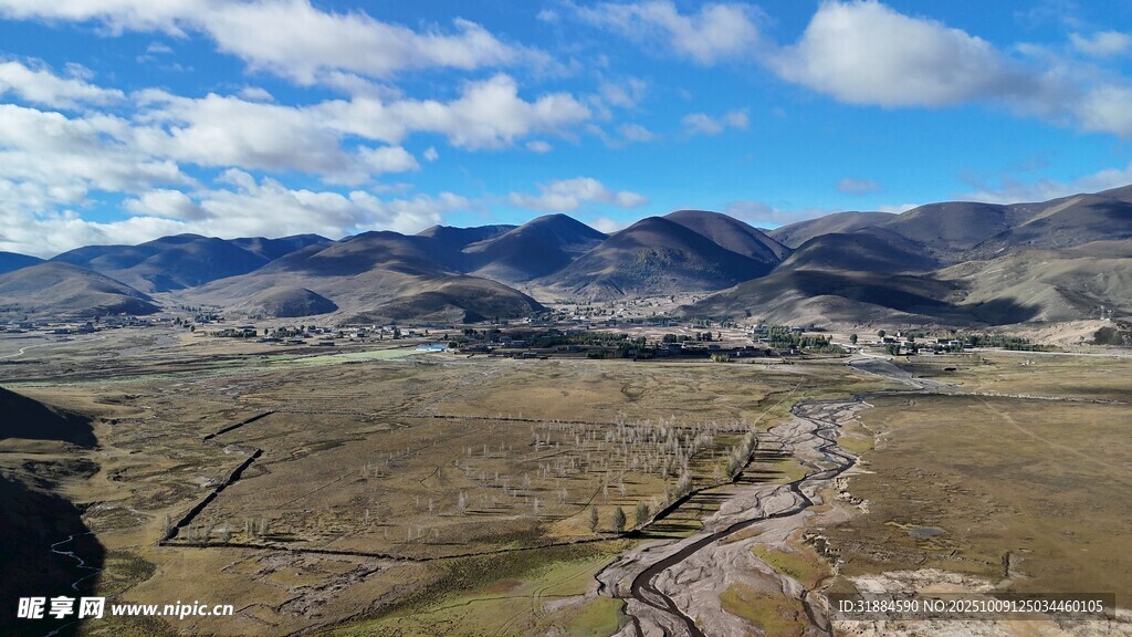 广袤山地风光