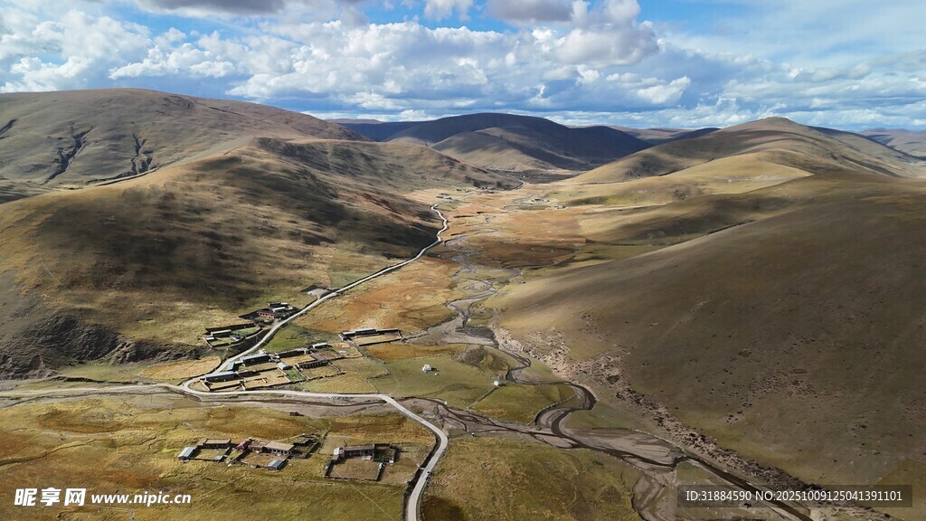山间蜿蜒公路航拍风景