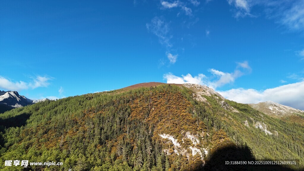 青山蓝天美景