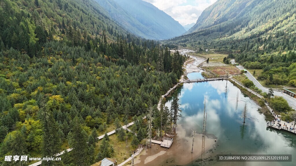 山谷间的清澈河流景观