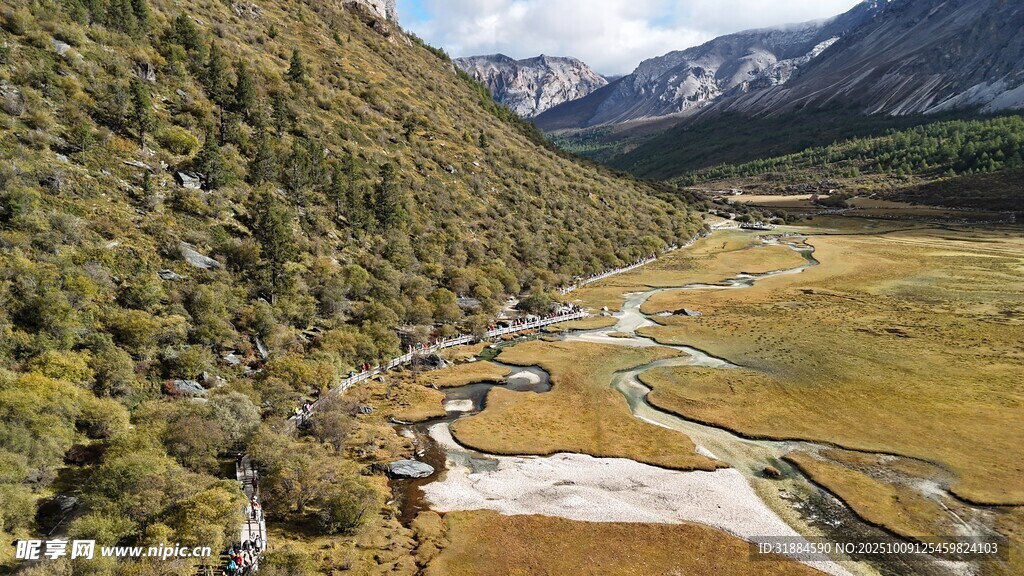 山间河谷美景