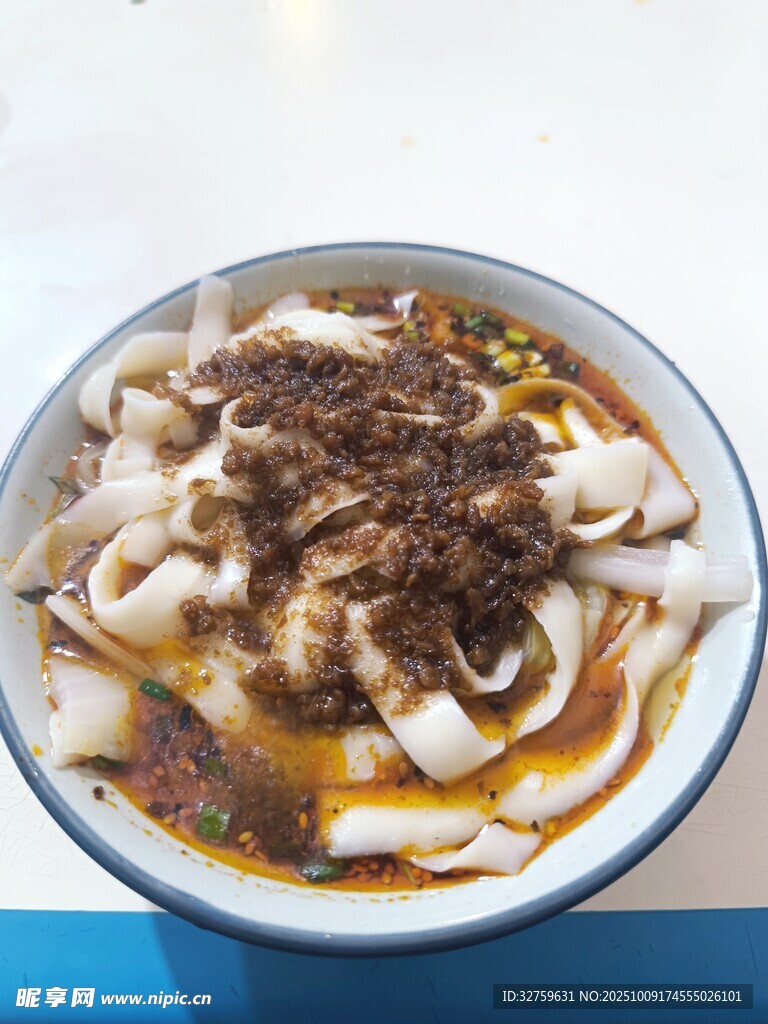 美味肉酱拌面