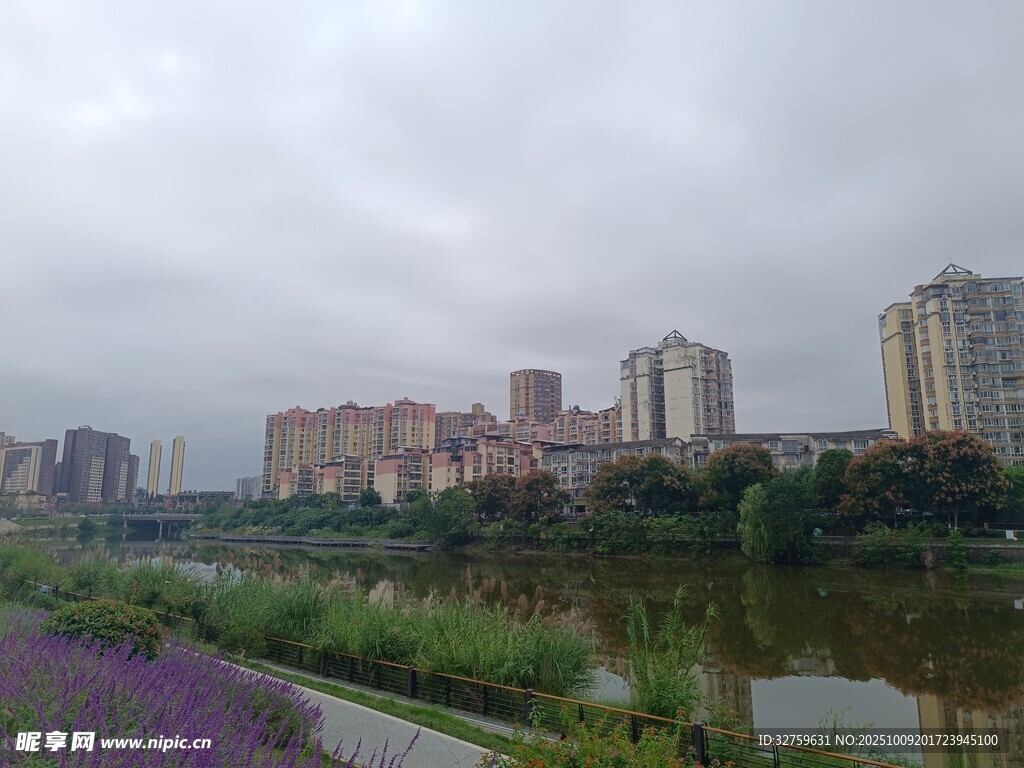 湖畔城市风光 