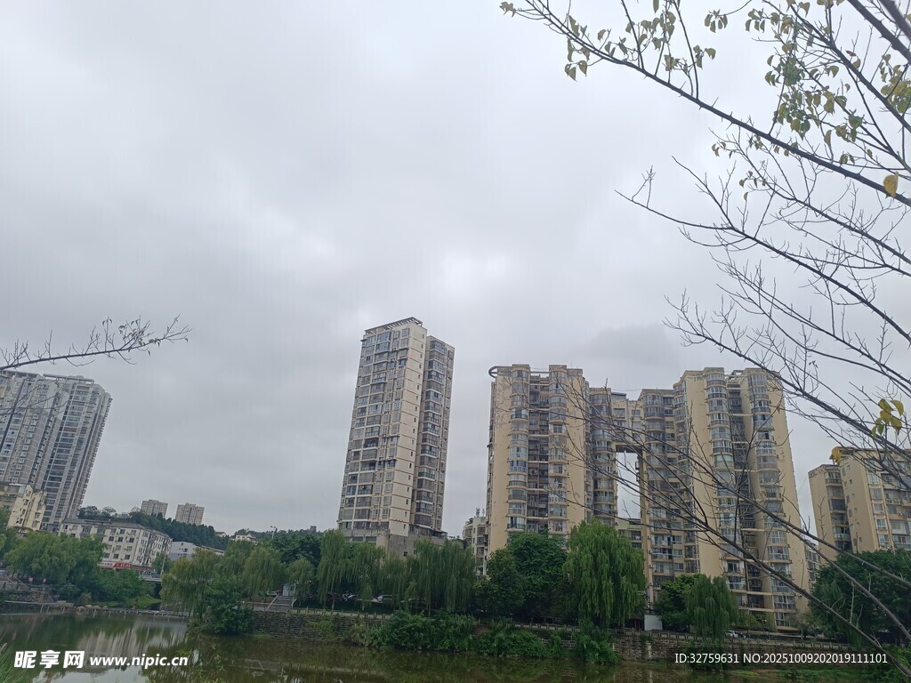 城市高楼与周边绿植景观