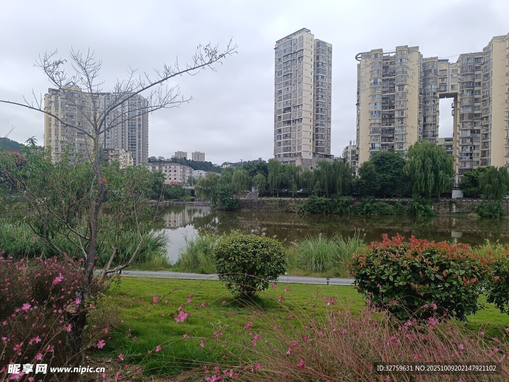 城市湖畔花园景观