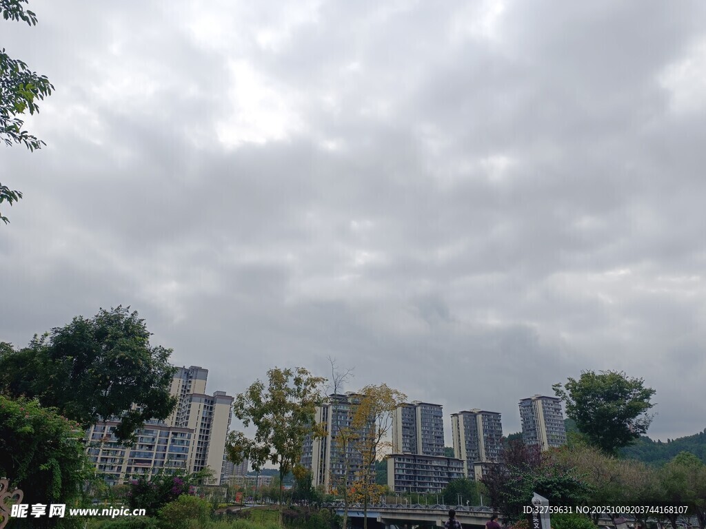 阴天城市建筑群景观