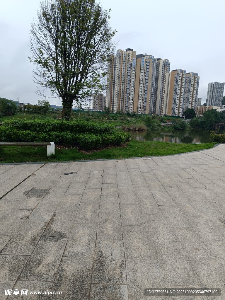 城市中开阔的户外水泥场地