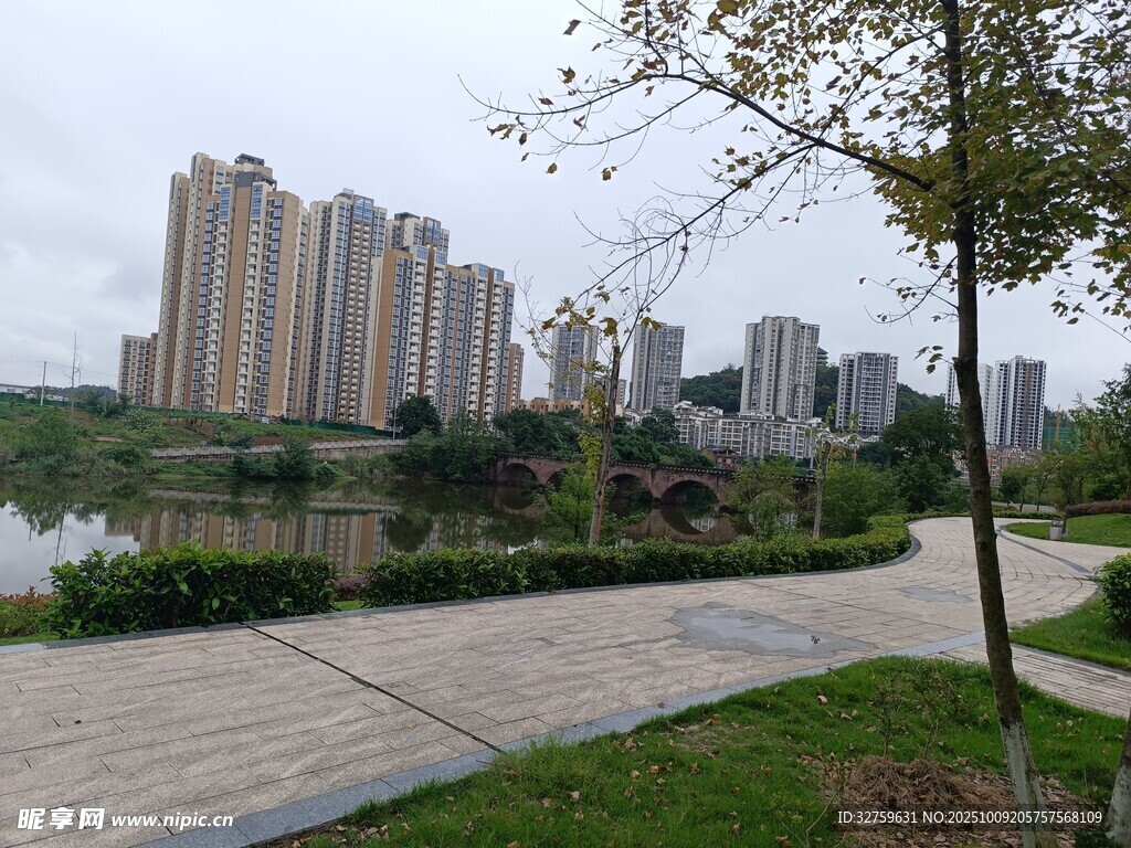城市湖畔的宁静步道景观