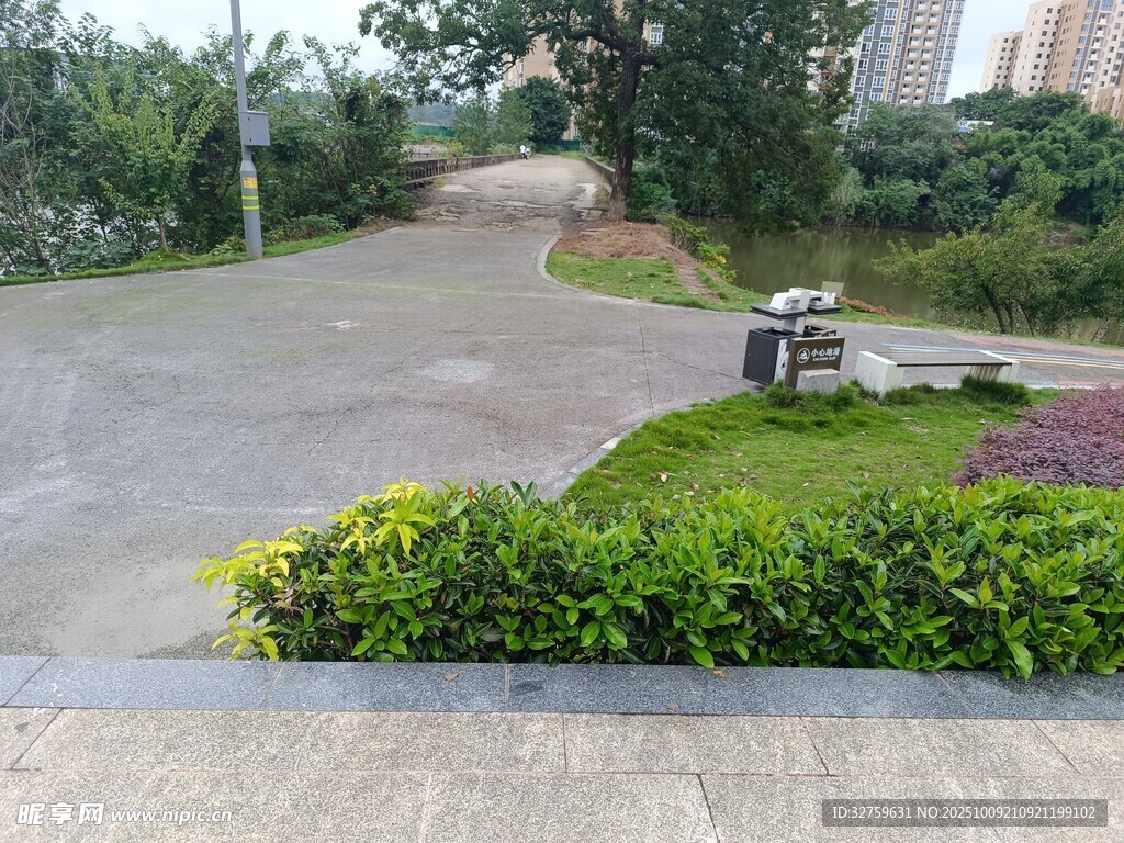 城市中静谧的道路景观