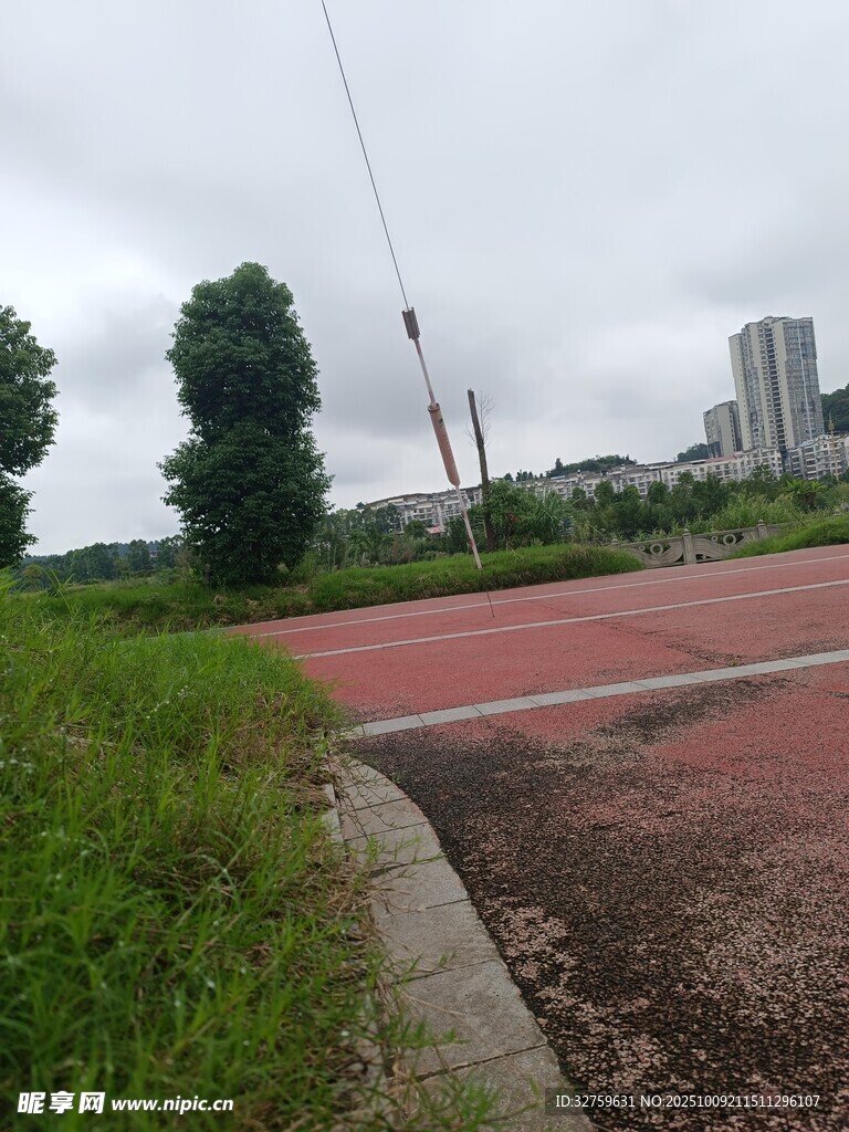 户外空旷的红土运动场地