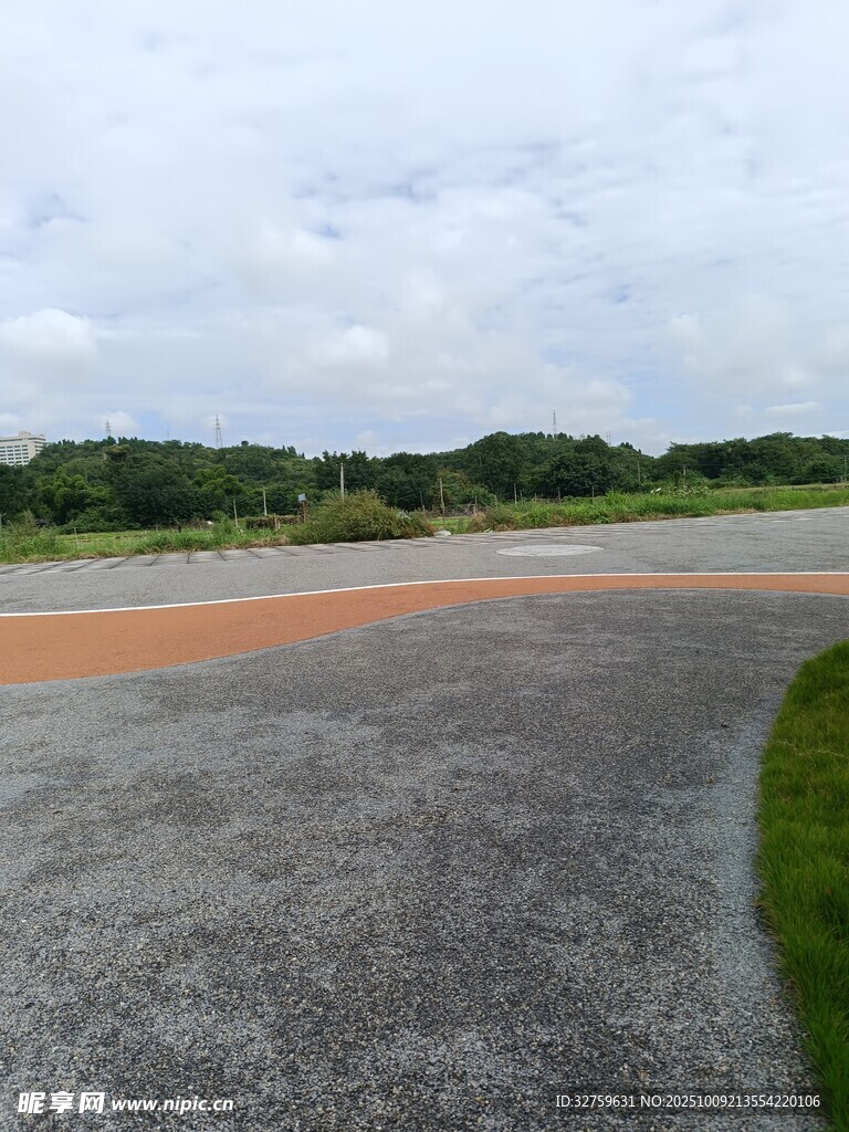 机场跑道与周边自然景观