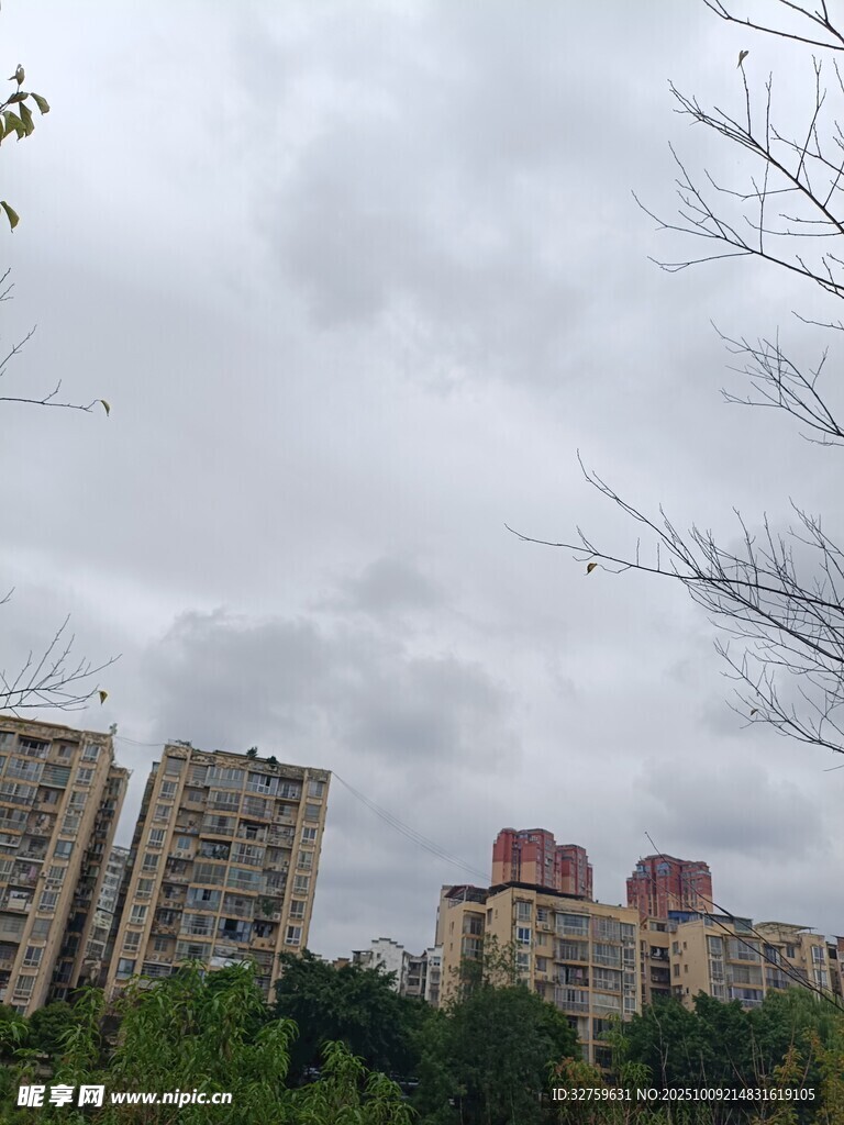 阴天中的城市住宅区景观