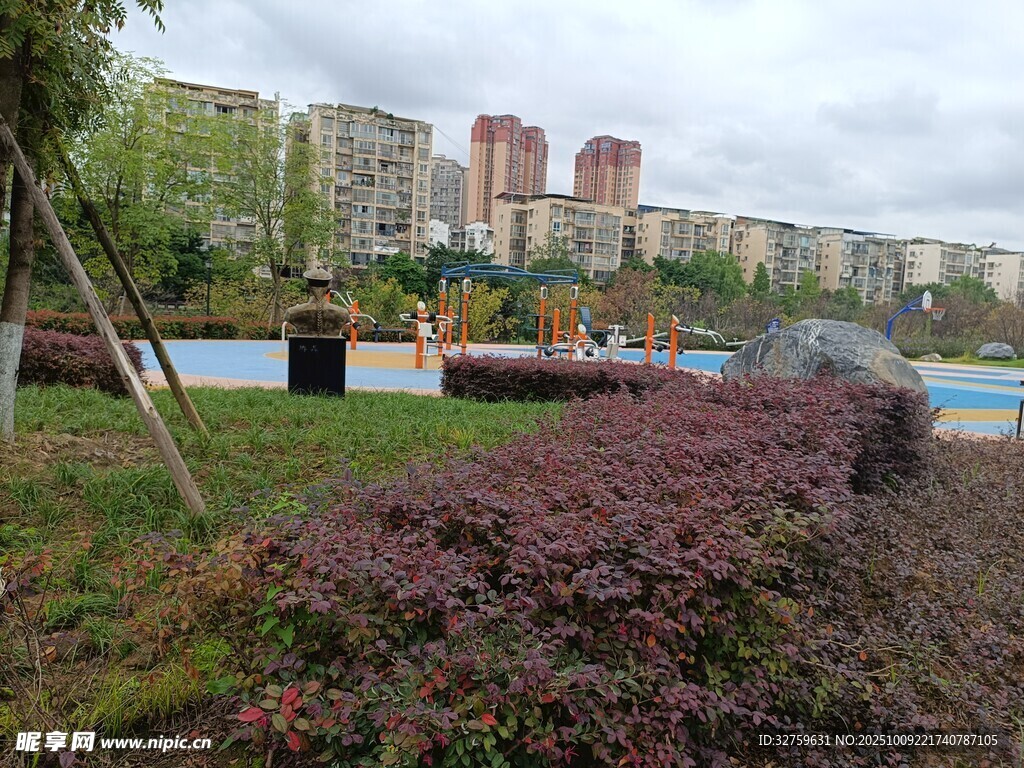 小区内的绿植与游乐设施