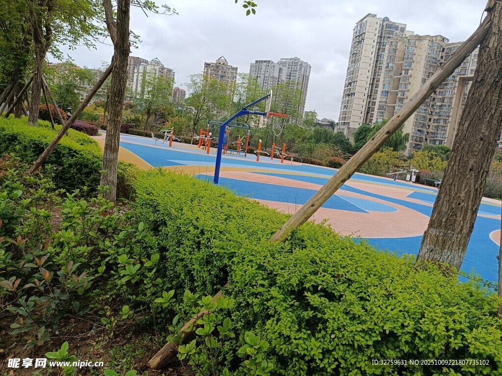 城市中的户外篮球场地