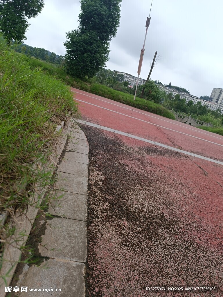 破损的户外红色跑道