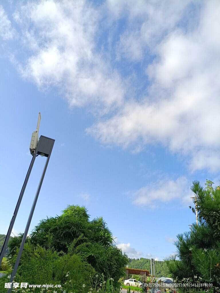 蓝天白云下的户外景观